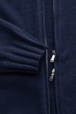 Nahaufnahme der Fioroni Cashmere Strickjacke 'Duvet' navy, zeigt fein gestricktes, dichtes Material, Rippstrickbündchen, Stehkragen und zwei-Wege-Reißverschluss, fotografiert von oben.