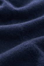 Fioroni Cashmere Strickjacke 'Duvet' navy, Nahaufnahme weiches, dichtes Gestrick aus reinem Cashmere, feines Strickbild, Slim Fit, Rippstehkragen, flexible Bündchen.