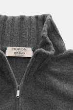 Fioroni Cashmere Strickjacke 'Duvet' dunkelgrau meliert, Detailaufnahme von oben, weicher Griff, feines Strickbild, Rippstrick-Stehkragen, Zwei-Wege-Reißverschluss.