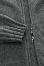 Nahaufnahme der Fioroni Cashmere Strickjacke 'Duvet' dunkelgrau meliert, zeigt feines Strickbild, Rippstrick-Stehkragen, flexiblen Bündchen und Zwei-Wege-Reißverschluss aus schräger Perspektive.