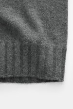 Fioroni Cashmere Strickjacke 'Duvet' dunkelgrau meliert, Detailaufnahme des feinen Strickbilds und Rippbündchens aus reiner, weicher Cashmere-Ware.