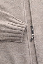 Fioroni Cashmere Strickjacke 'Duvet' taupe meliert, Detailansicht von Rippstrick-Bündchen, Slim Fit mit Zwei-Wege-Reißverschluss, sehr weich.