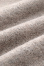 Nahaufnahme der feinen, weichen Struktur der Fioroni Cashmere Strickjacke 'Duvet' taupe meliert, gefertigt aus reinem Cashmere.