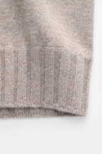 Nahaufnahme der Fioroni Cashmere Strickjacke 'Duvet' taupe meliert, zeigt feines Strickbild, weichen Griff und Rippenbündchen, fotografiert frontal.