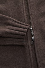 Nahaufnahme der Fioroni Cashmere Strickjacke 'Duvet' dunkelbraun meliert, Front mit Zwei-Wege-Reißverschluss, Rippstrick-Stehkragen und weichen Bündchen.