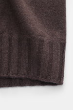 Nahaufnahme der Fioroni Cashmere Strickjacke 'Duvet' dunkelbraun meliert, Detail Rippbündchen und feines Strickbild, sehr weicher Griff.