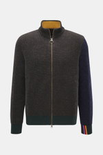 Barbour Strickjacke 'Gamefair' multicolor, frontal fotografiert, aus reiner Wolle mit grobem Strick, Stehkragen, Zwei-Wege-Reißverschluss, Paul-Smith-Streifen am Ärmelbündchen.