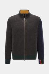 Barbour Strickjacke 'Gamefair' multicolor, frontal fotografiert, aus reiner Wolle mit grobem Strick, Stehkragen, Zwei-Wege-Reißverschluss, Paul-Smith-Streifen am Ärmelbündchen.