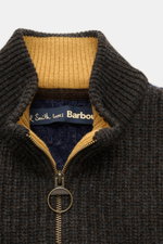 Nahaufnahme der Barbour Strickjacke 'Gamefair' multicolor, Fokus auf Stehkragen mit grobem Strick, zweifarbiger Innenansicht und Ring-Reißverschluss.
