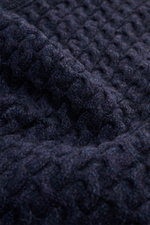 Barbour Strickjacke 'Gamefair' multicolor in Nahaufnahme, grobes Strickbild, Patent- und Zopfstrickmuster, wärmende Wolle, Detailfoto aus schräger Perspektive.