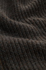 Nahaufnahme der grob gestrickten Barbour Strickjacke 'Gamefair' multicolor aus reiner Wolle mit meliertem Garn.