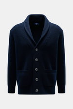 Fedeli Cardigan 'Morgan' navy, von vorne fotografiert, Regular Fit, Mix aus Schurwolle und Cashmere, voluminöses Patent-Strickmuster, Schalkragen, fünf Knöpfe, aufgesetzte Hüfttaschen, weicher Griff, Rippbündchen.