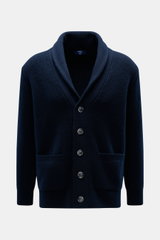 Fedeli Cardigan 'Morgan' navy, von vorne fotografiert, Regular Fit, Mix aus Schurwolle und Cashmere, voluminöses Patent-Strickmuster, Schalkragen, fünf Knöpfe, aufgesetzte Hüfttaschen, weicher Griff, Rippbündchen.