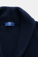 Nahaufnahme des Schalkragens vom Fedeli Cardigan 'Morgan' navy, Mix aus Schurwolle und Cashmere, sehr weicher Griff, voluminöses Patent-Strickbild.