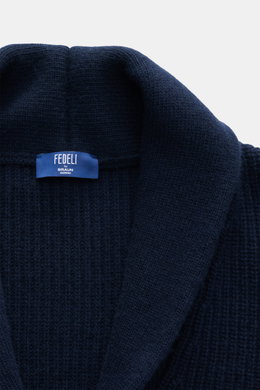 Nahaufnahme des Schalkragens vom Fedeli Cardigan 'Morgan' navy, Mix aus Schurwolle und Cashmere, sehr weicher Griff, voluminöses Patent-Strickbild.