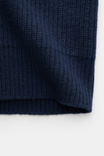 Nahaufnahme des voluminösen Patent-Strickmusters des Fedeli Cardigan 'Morgan' navy aus Schurwolle und Cashmere, sehr weicher Griff.