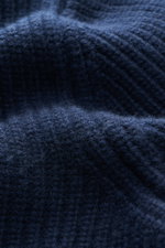 Fedeli Cardigan 'Morgan' navy in Nahaufnahme von oben, Mix aus Schurwolle und Cashmere, voluminöses Patent-Strickmuster, sehr weich, Regular Fit.