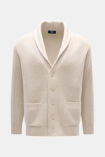 Fedeli Cardigan 'Morgan' sand, Vorderansicht, Mix aus Schurwolle und Cashmere, sehr weicher Griff, voluminöses Strickbild, Patent-Strickmuster, Regular Fit, Fünf-Knopf-Leiste, Schalkragen, aufgesetzte Hüfttaschen, komfortable Rippbündchen.