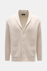 Fedeli Cardigan 'Morgan' sand, Vorderansicht, Mix aus Schurwolle und Cashmere, sehr weicher Griff, voluminöses Strickbild, Patent-Strickmuster, Regular Fit, Fünf-Knopf-Leiste, Schalkragen, aufgesetzte Hüfttaschen, komfortable Rippbündchen.