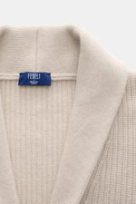 Nahaufnahme des Schalkragens vom Fedeli Cardigan 'Morgan' sand, Blick von oben, voluminöses Patent-Strickmuster, Mix aus Schurwolle und Cashmere, sehr weicher Griff.