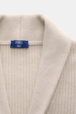 Nahaufnahme des Schalkragens vom Fedeli Cardigan 'Morgan' sand, Blick von oben, voluminöses Patent-Strickmuster, Mix aus Schurwolle und Cashmere, sehr weicher Griff.
