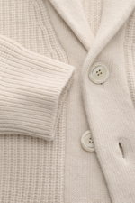 Nahaufnahme von Fedeli Cardigan 'Morgan' sand, Mix aus Schurwolle und Cashmere, weicher Griff, voluminöses Strickbild, Patent-Strick, Regular Fit, Fünf-Knopf-Leiste, Schalkragen, Hüfttaschen, Rippbündchen, Vorderansicht.