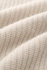 Nahaufnahme des voluminösen Patent-Strickmusters des Fedeli Cardigan 'Morgan' sand, Mix aus Schurwolle und Cashmere, sehr weich.