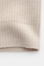 Nahaufnahme des Fedeli Cardigan 'Morgan' sand, fotografiert von oben, zeigt voluminöses Strickbild, Patent-Strickmuster, Rippbündchen, Mix aus Schurwolle und Cashmere mit sehr weichem Griff.