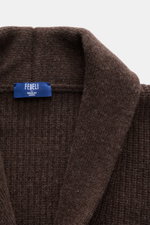 Nahaufnahme des Schalkragens und Etiketts des Fedeli Cardigan 'Morgan' braun meliert, Mix aus Schurwolle und Cashmere, sehr weicher Griff, voluminöses Strickbild, Patent-Strickmuster sichtbar.