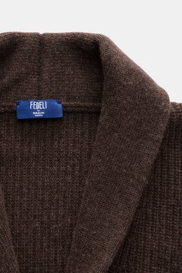 Nahaufnahme des Schalkragens und Etiketts des Fedeli Cardigan 'Morgan' braun meliert, Mix aus Schurwolle und Cashmere, sehr weicher Griff, voluminöses Strickbild, Patent-Strickmuster sichtbar.