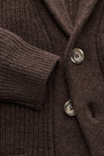 Nahaufnahme des Fedeli Cardigan 'Morgan' braun meliert von oben, zeigt voluminöses Strickbild, Schalkragen, fünf Knöpfe, Hüfttaschen, Rippbündchen, Mix aus Schurwolle und Cashmere, sehr weicher Griff, Patent-Strickmuster, Regular Fit.