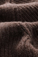 Nahaufnahme des Fedeli Cardigan 'Morgan' braun meliert aus Schurwolle und Cashmere, fokussiert auf voluminöses Patent-Strickmuster.