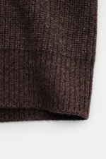 Nahaufnahme des voluminösen Patent-Strickmusters vom Fedeli Cardigan 'Morgan' braun meliert mit weichem Griff, Rippbündchen, aufgenommen von schräg oben.