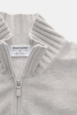 Gran Sasso Cashmere Strickjacke hellgrau meliert, Detailaufnahme von oben, reiner Cashmere, weicher Griff, feines Strickbild, Regular Fit, Stehkragen aus Rippstrick, Zwei-Wege-Reißverschluss.
