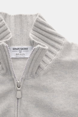 Gran Sasso Cashmere Strickjacke hellgrau meliert, Detailaufnahme von oben, reiner Cashmere, weicher Griff, feines Strickbild, Regular Fit, Stehkragen aus Rippstrick, Zwei-Wege-Reißverschluss.