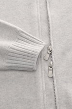 Gran Sasso Cashmere Strickjacke hellgrau meliert, Detailaufnahme von Ärmel und Zwei-Wege-Reißverschluss, reiner Cashmere, weicher Griff, feines Strickbild, Regular Fit, Stehkragen aus Rippstrick.