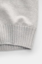 Gran Sasso Cashmere Strickjacke hellgrau meliert, Nahaufnahme Ärmelbündchen, reiner Cashmere, weicher Griff, feines Strickbild, Regular Fit, Stehkragen aus Rippstrick, Zwei-Wege-Reißverschluss.