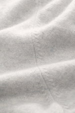 Gran Sasso Cashmere Strickjacke hellgrau meliert, Nahaufnahme Stoffstruktur, feines Strickbild, reiner Cashmere, weicher Griff, Regular Fit, Stehkragen aus Rippstrick, Zwei-Wege-Reißverschluss.