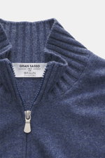 Nahaufnahme von Gran Sasso Cashmere Strickjacke rauchblau aus reiner Cashmere, weicher Griff, feines Strickbild, Regular Fit, Stehkragen aus Rippstrick, Zwei-Wege-Reißverschluss, von oben fotografiert.
