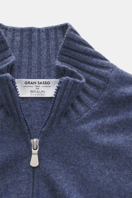 Nahaufnahme von Gran Sasso Cashmere Strickjacke rauchblau aus reiner Cashmere, weicher Griff, feines Strickbild, Regular Fit, Stehkragen aus Rippstrick, Zwei-Wege-Reißverschluss, von oben fotografiert.