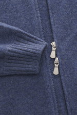 Gran Sasso Cashmere Strickjacke rauchblau, Detailaufnahme von Reißverschluss und Rippstrickkragen, reiner Cashmere, weicher Griff, feines Strickbild, Regular Fit, Stehkragen aus Rippstrick, Zwei-Wege-Reißverschluss.