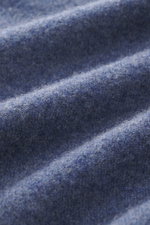 Gran Sasso Cashmere Strickjacke rauchblau Nahaufnahme des weichen, feinen Strickbilds aus reiner Cashmere-Faser mit Rippstrick-Stehkragen.