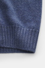 Nahaufnahme der rauchblauen Gran Sasso Cashmere Strickjacke, zeigt feines Strickbild, weichen Griff, Rippstrick-Stehkragen, Regular Fit, reinen Cashmere und Zwei-Wege-Reißverschluss.