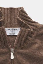 Nahaufnahme der Gran Sasso Cashmere Strickjacke taupe meliert von oben, reiner Cashmere, weicher Griff, feines Strickbild, Regular Fit, Stehkragen aus Rippstrick, Zwei-Wege-Reißverschluss.