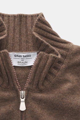 Nahaufnahme der Gran Sasso Cashmere Strickjacke taupe meliert von oben, reiner Cashmere, weicher Griff, feines Strickbild, Regular Fit, Stehkragen aus Rippstrick, Zwei-Wege-Reißverschluss.