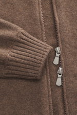 Gran Sasso Cashmere Strickjacke taupe meliert, Nahaufnahme von Reißverschluss, Stehkragen und Rippstrickbündchen, reiner Cashmere, weicher Griff, feines Strickbild, Regular Fit, Zwei-Wege-Reißverschluss.