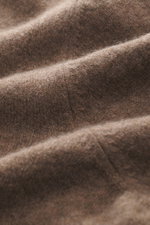 Gran Sasso Cashmere Strickjacke taupe meliert, Detailaufnahme der weichen Oberfläche aus reinem Cashmere, feines Strickbild, Regular Fit, Stehkragen Rippstrick, Zwei-Wege-Reißverschluss.