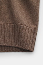Nahaufnahme der Gran Sasso Cashmere Strickjacke taupe meliert, Detailansicht von Bund und weichem Strickbild, reiner Cashmere, Regular Fit, Stehkragen aus Rippstrick, Zwei-Wege-Reißverschluss, weicher Griff.