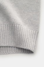 Gran Sasso Cashmere cardigan light grey melange close-up of sleeve cuff from above, showing pure cashmere, soft touch, medium-fine knit pattern, regular fit, ribbed stand-up collar, two-way zipper.