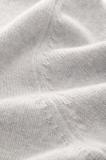 Close-up view of the medium-fine knit pattern of the Gran Sasso Cashmere cardigan light grey melange, showcasing pure cashmere, soft touch, regular fit, ribbed stand-up collar, and two-way zipper.
